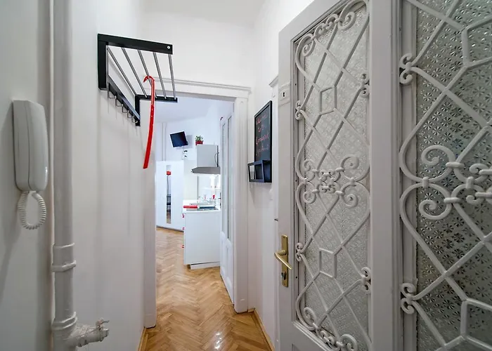 Parking, Ac, Wifi Flat Next To Andrassy Ave Lägenhet *